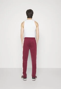 Redefined Rebel Rrluka PantsPantaloni SportiviMaroon Banner Uomo Pantaloni Sportivi E Joggers R0622E04X-I11 -Vendite Jones fab332c082204154a3532cbe544c0a53